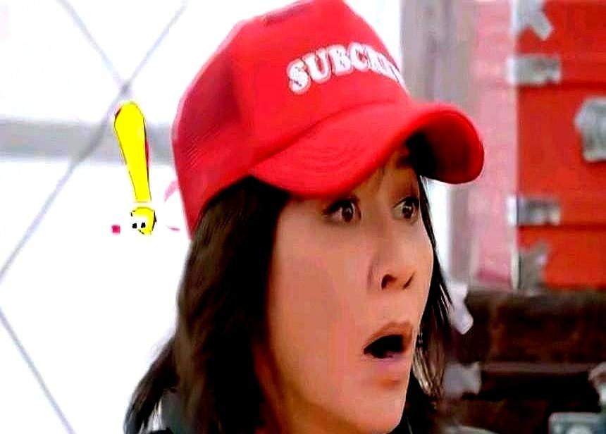 75岁刘晓庆把沙发扔了，客厅空出来放哑铃。

她每天6点下水游泳，1公里打底，上