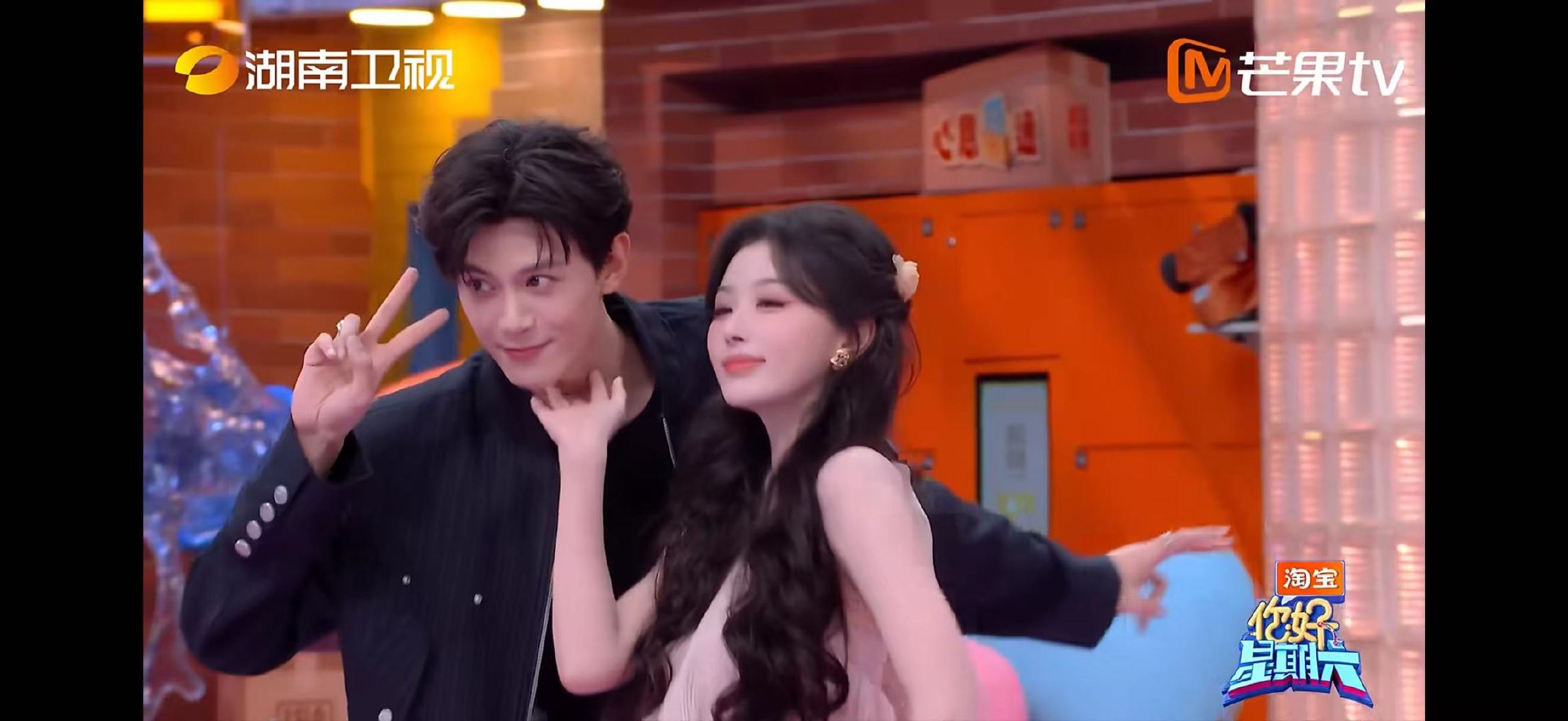 孔雪儿邓凯跳舞好甜你好星期六双人舞名场面，孔雪儿邓凯每一个互动都甜到心动，舞台糖