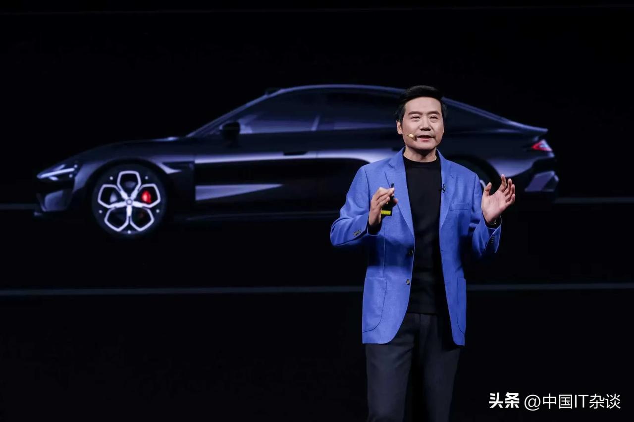 小米新SU7拥有4大色系，9款外饰颜色：
跑车色系：卡布里蓝、赤霞红、璀璨洋红 