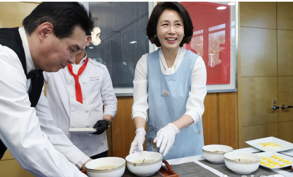 韩国总统李在明夫人金惠景以年糕饺子汤宴请对中韩友好做出贡献的女性！
金惠景女士1