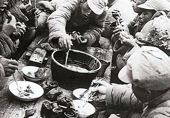 1948年，淮海战役中，华野炊事员挑着包子，误入敌人阵地，可他却不慌，还高声大喊