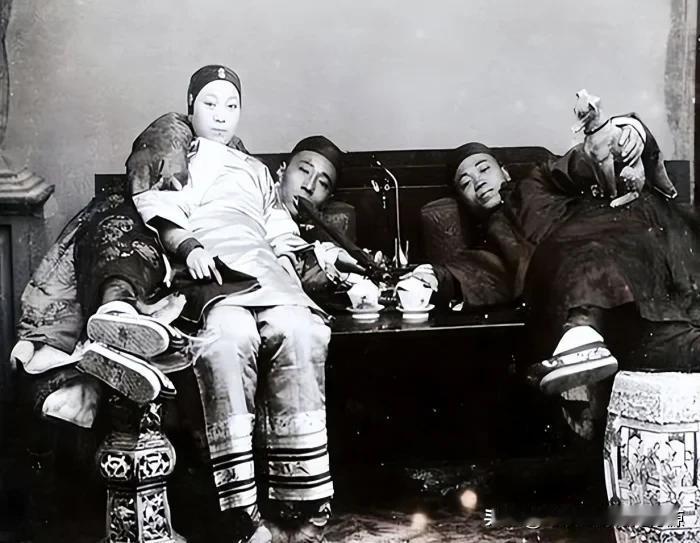 女子媚态百出，任人摆布，男子体态消瘦，双眼无神→这就是晚清时期的鸦片馆。
鸦片开