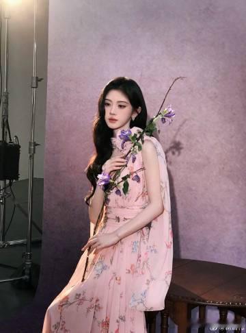 鞠婧祎粉色奢裙鞠婧祎完全花神降临鞠婧祎完全就是花神降临，柔美的粉色长裙氛围感拉满