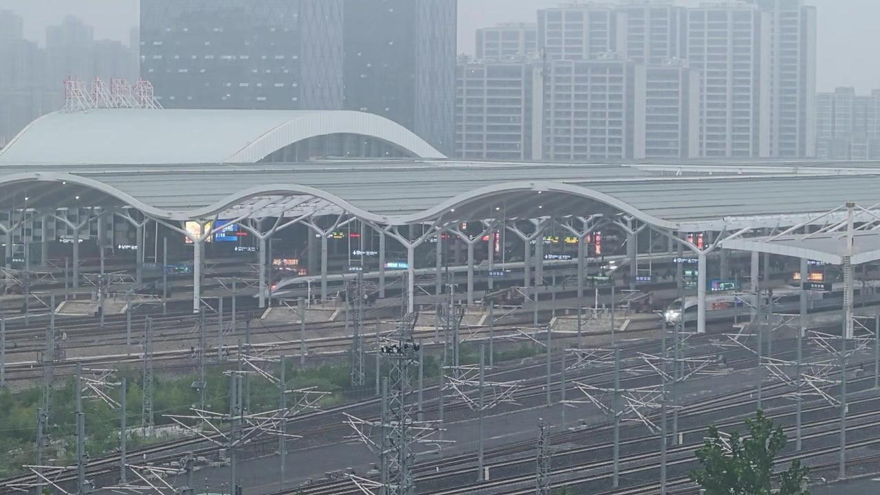 看到高铁动车组“金凤凰”气势如虹地驶出徐州东站，车身线条流畅又霸气，瞬间被那股力