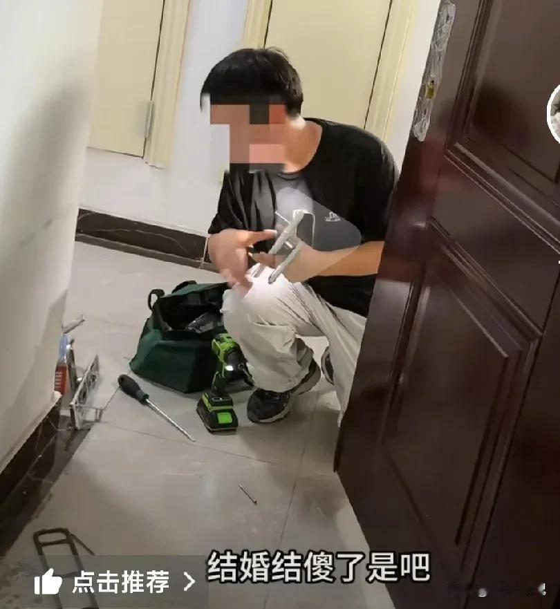 “开锁要这么黑吗？”一女子和孩子在外面玩，不小心把自己锁在外面了，她在美团上找了