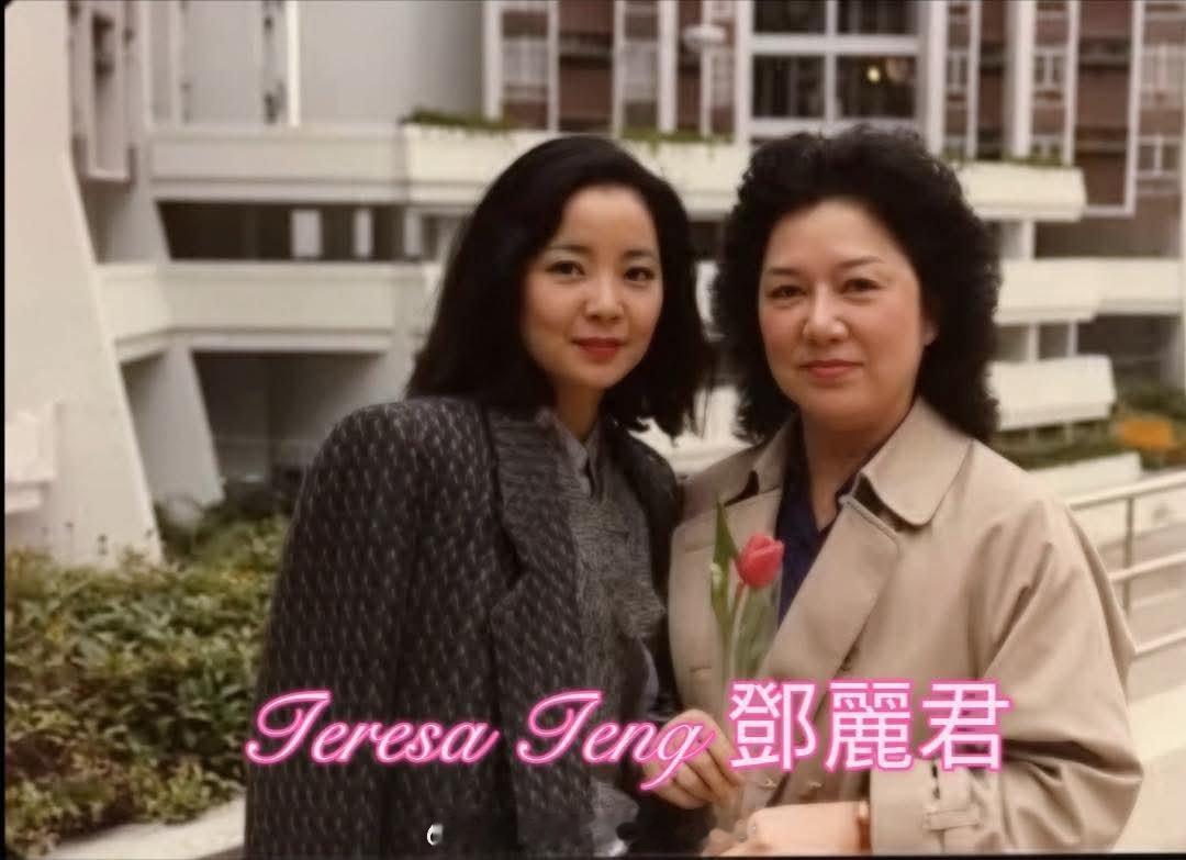 1985年1月，邓丽君与钟镇涛母亲在香港相聚时留下的合照。（FB）邓丽君邓丽君钟