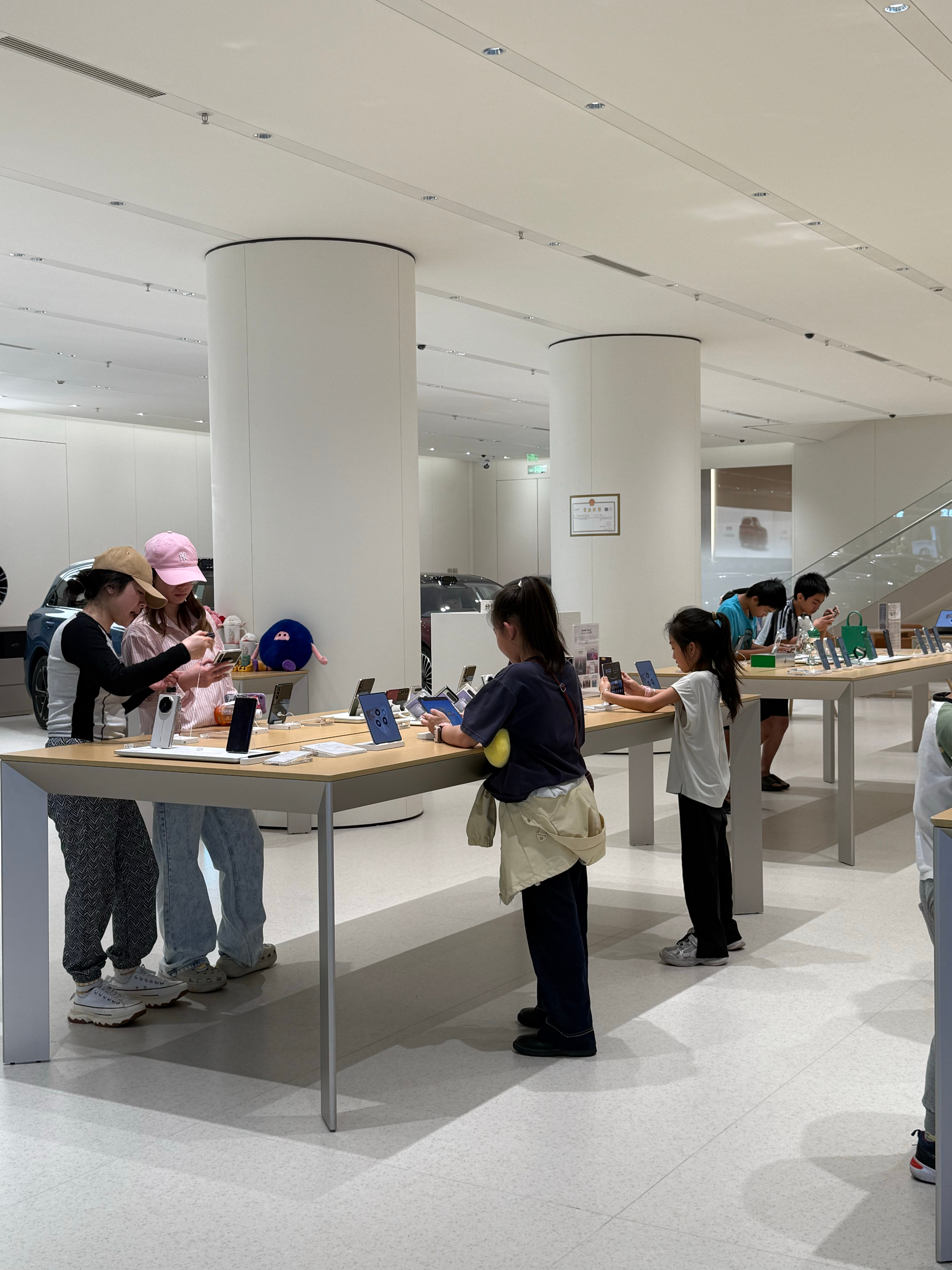 不是周末的下午也好多人来看华为！！！华为手机