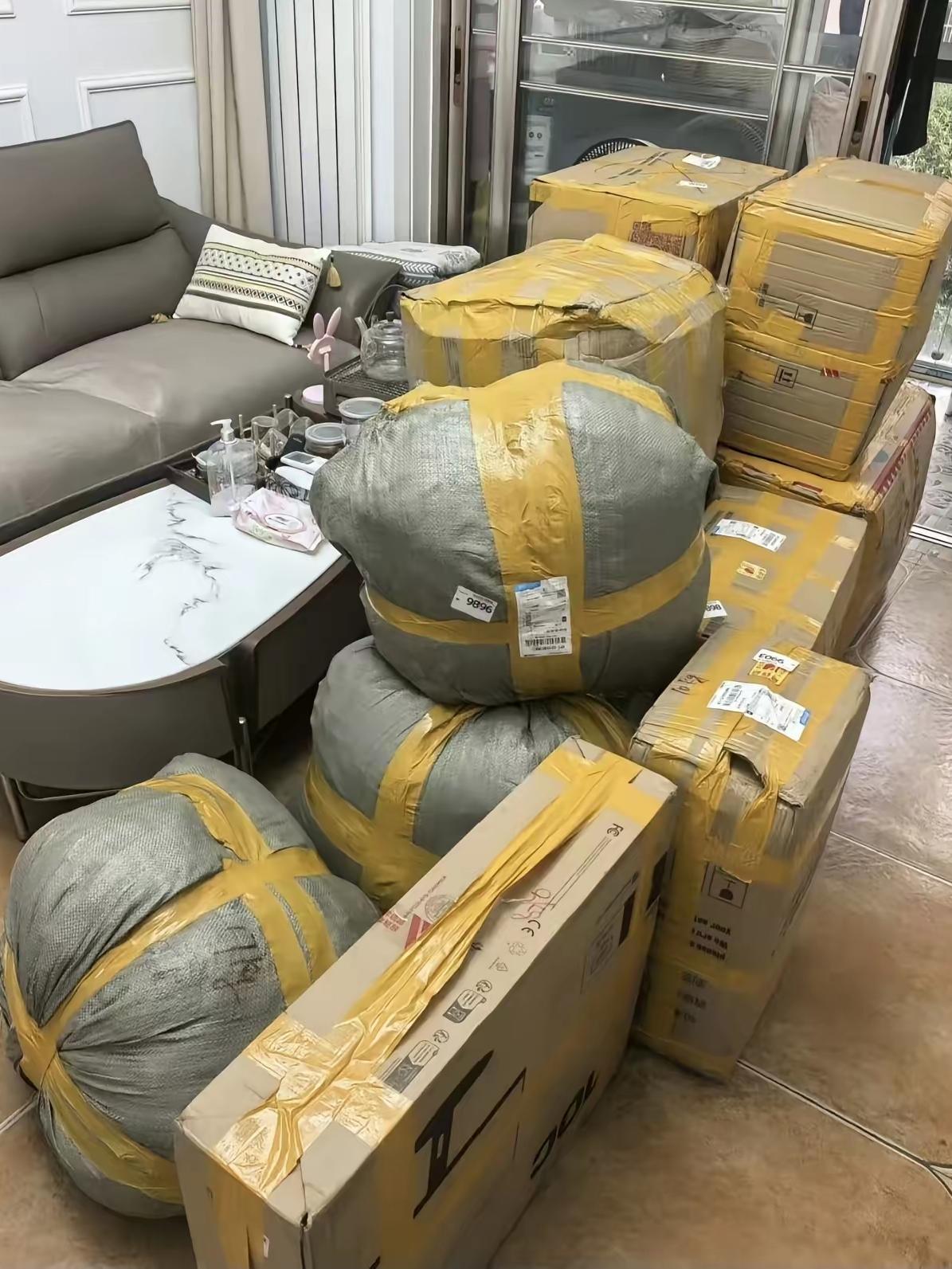 女儿大学毕业寄回12个包裹重几百斤，运费1104元！妈妈开门一看直呼"天塌了"…