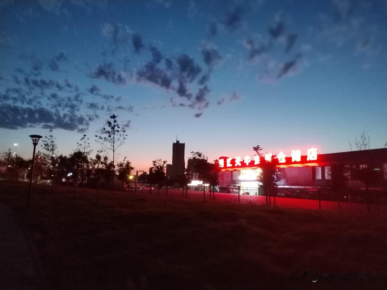 通汇市场这两年投资新建了农产品批发市场、仓储店、好多门面房和彩钢棚。市场的环境得