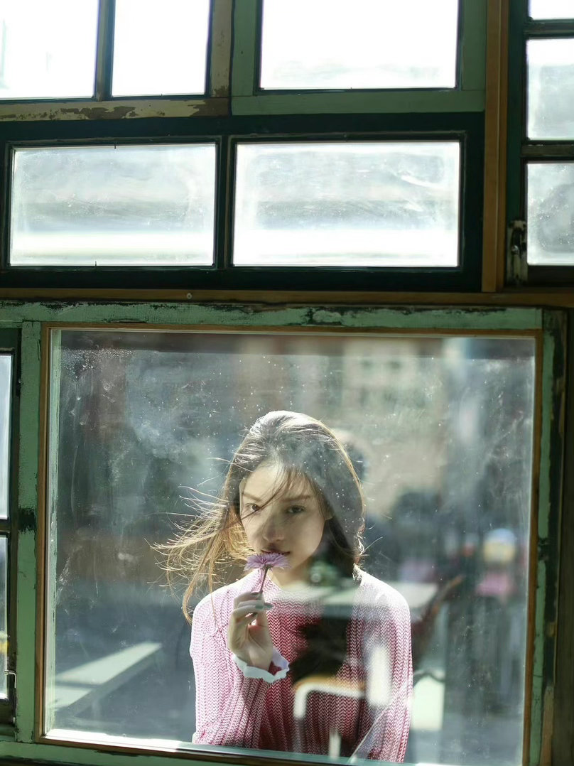 倪妮14年的封神照，那年暖阳与少女。 