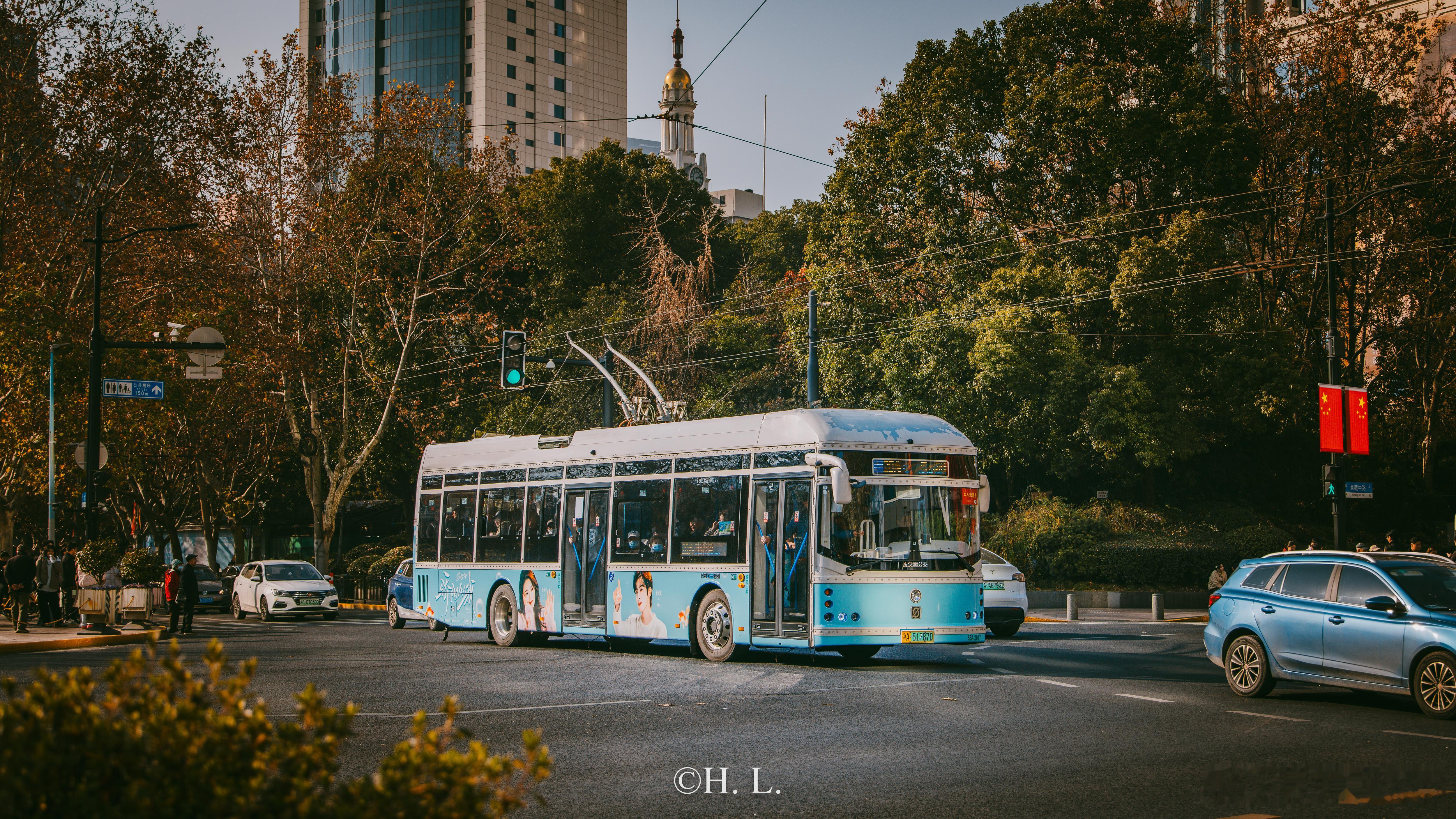 《骄阳似我》电视剧宣传广告登上无轨电车15路、20路和24路。三条广告的底色各不