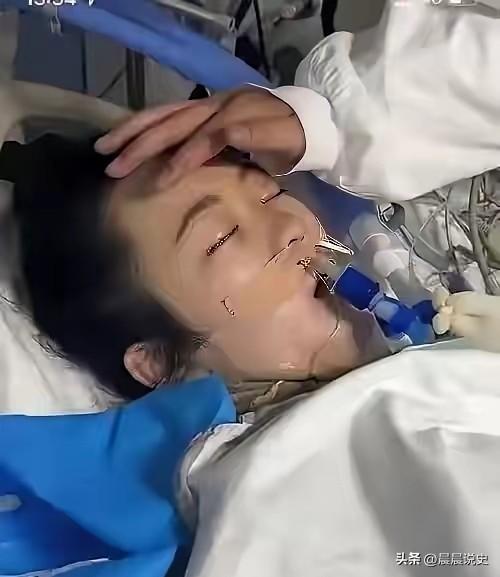 泪目！河南21岁女孩病危，临终前死死抓住父亲的手，说出自己最后遗愿，父亲当场跪地