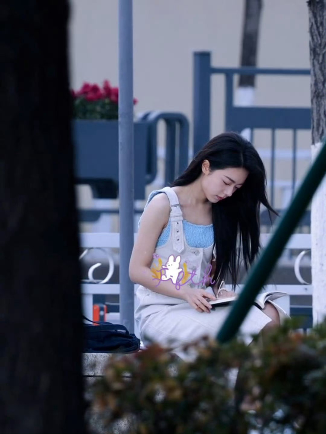 她每次路途的衣服都有点不太能让人理解[允悲]现实里普通女孩穿的话感觉很正常，可是