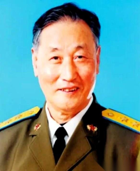 飞机都掉头准备回家了。
油不多，炮弹也快打光了。
结果往云下一瞟，好家伙，黑压压