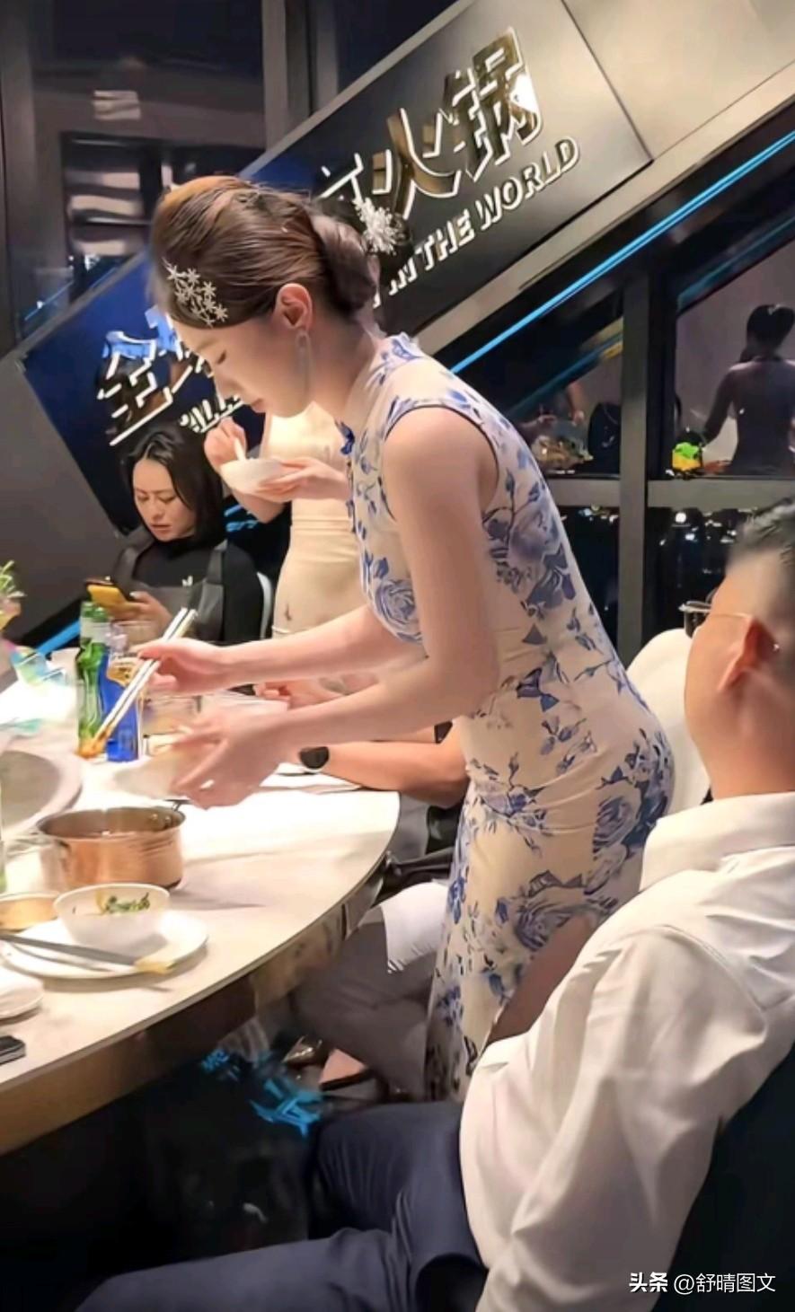 商家真是煞费苦心，
美女营销巧夺男人心。
男人口中吃的是美味佳肴，
男人的眼睛盯