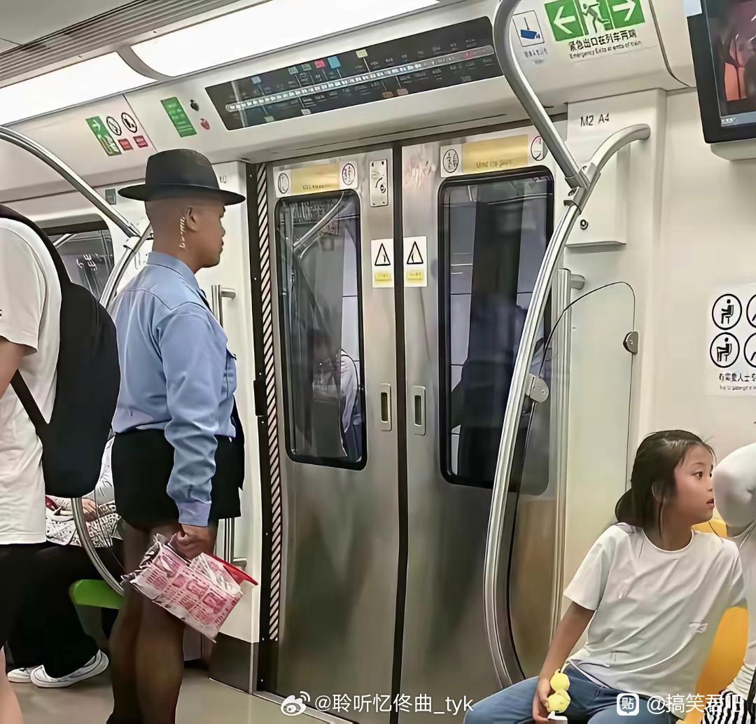 地铁里的这大哥，让全车人都不敢正眼看他，你敢看他吗 