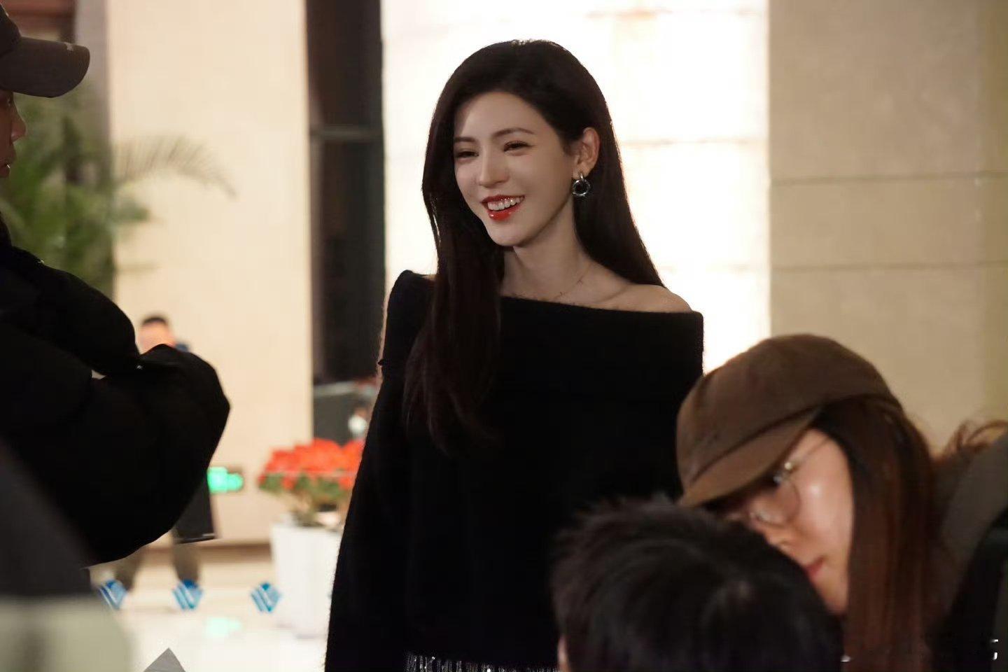 张予曦我比十年前更能共情你了 以前可能会想“为什么不能委婉点”，现在才懂，面对越