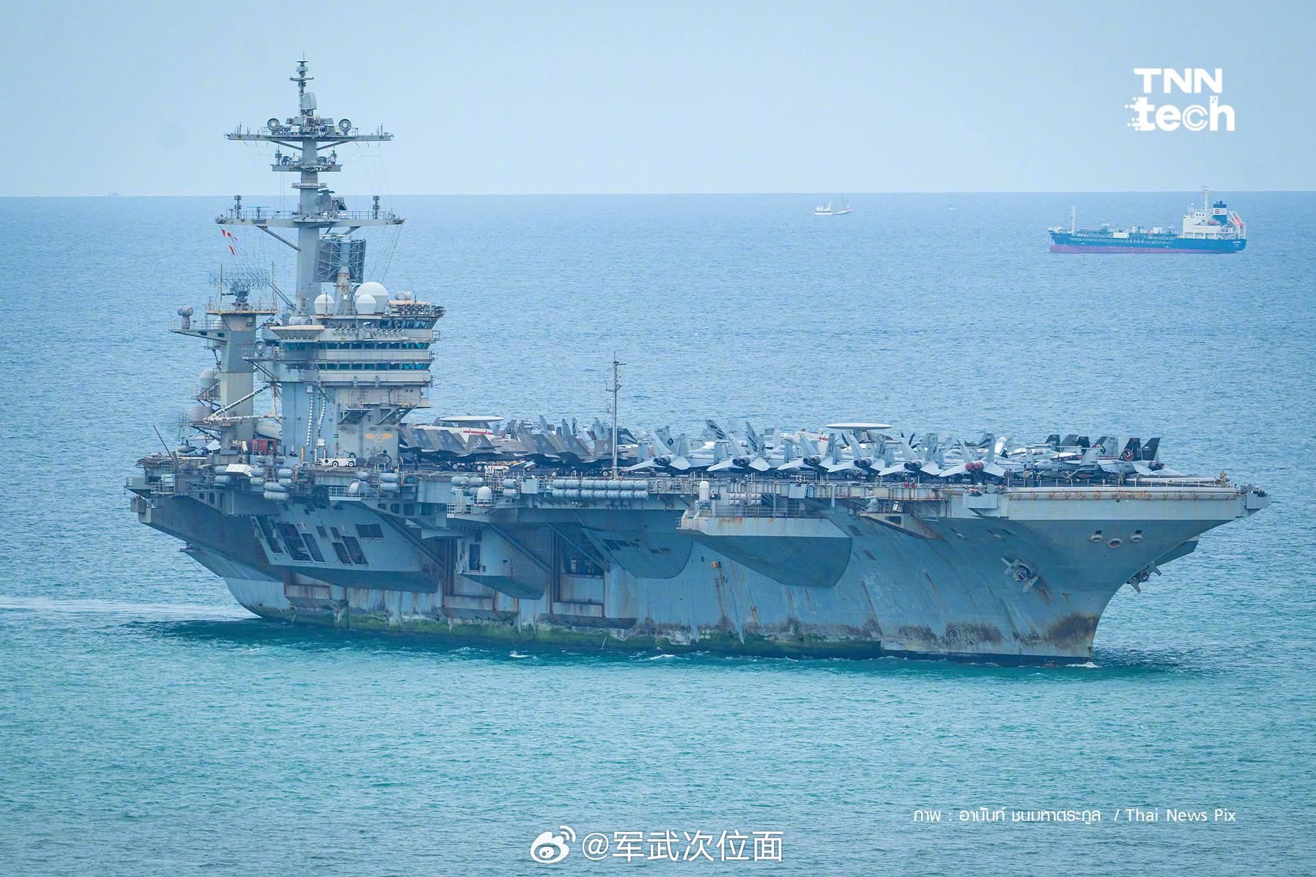 “亚伯拉罕·林肯”号航母驶入泰国林查班港开始为期4天的靠港休整，从航母舰体来看，