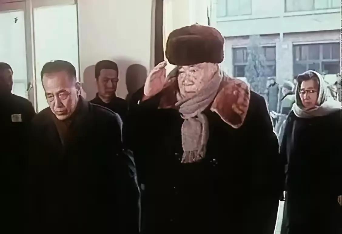 一张珍贵的老照片。
1976年1月8日，周恩来总理逝世后，朱老总得知周总理走了，