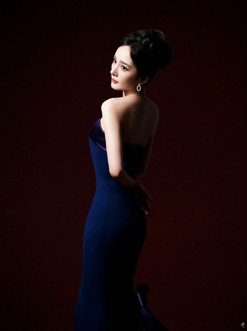 杨幂  🦊杨幂prada香氛代言人 “因为每一次的记忆都是让你更加的完整，所以