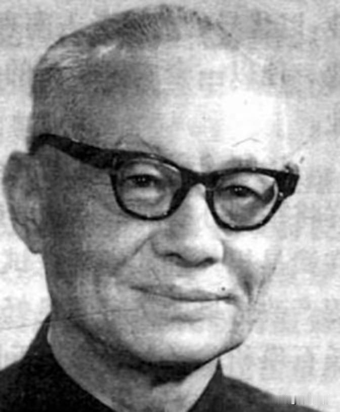 1979年，在一次大会上，杨显东鼓起勇气批评陈永贵，他说：“我认为动员全国各地学
