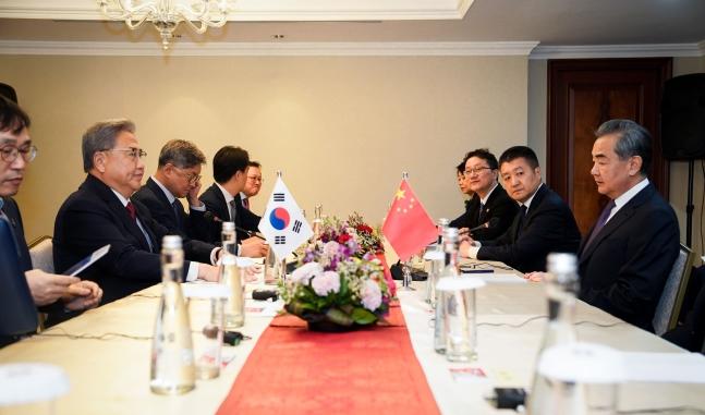 【中方要求韩方摆脱美国影响，并尊重一个中国原则】

近日，王毅会见韩国外交部部长
