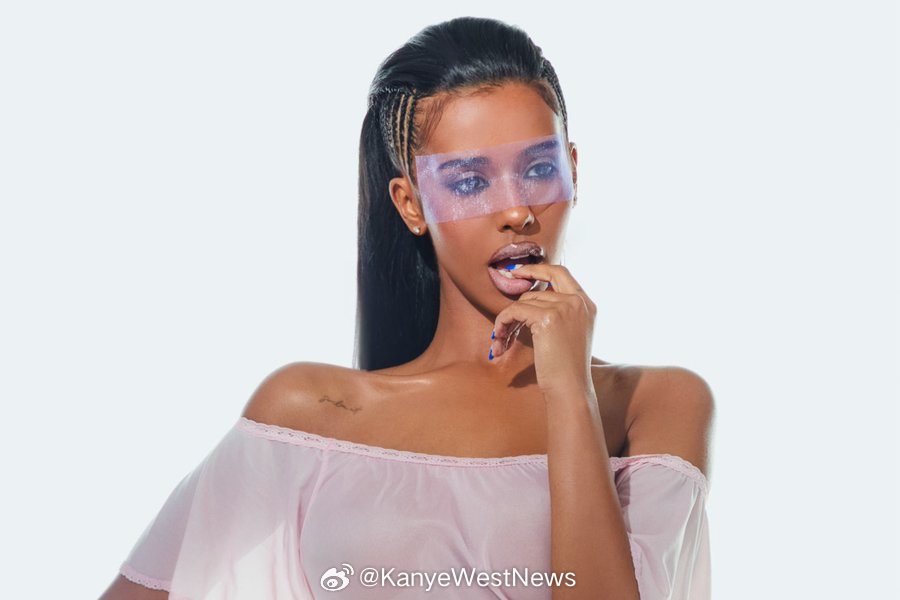 歌手chxrry在近期接受Billboard采访时谈到了那些陪伴她度过艰难时期的