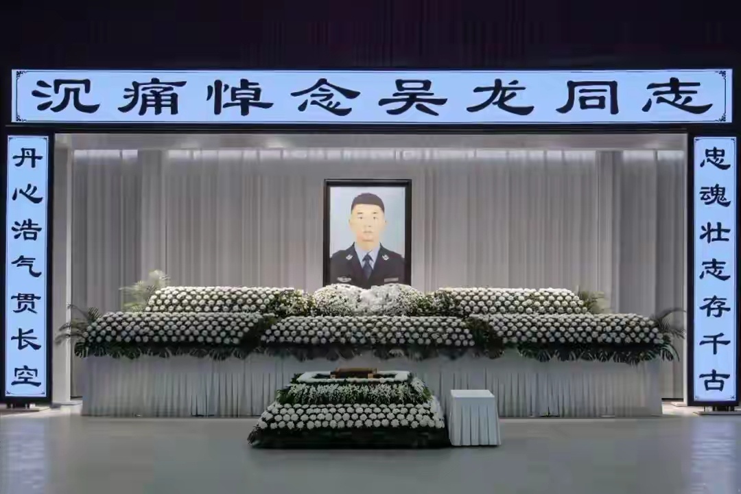 深圳25岁民警吴龙为保护群众安全，与持刀歹徒殊死搏斗，经抢救无效壮烈牺牲！