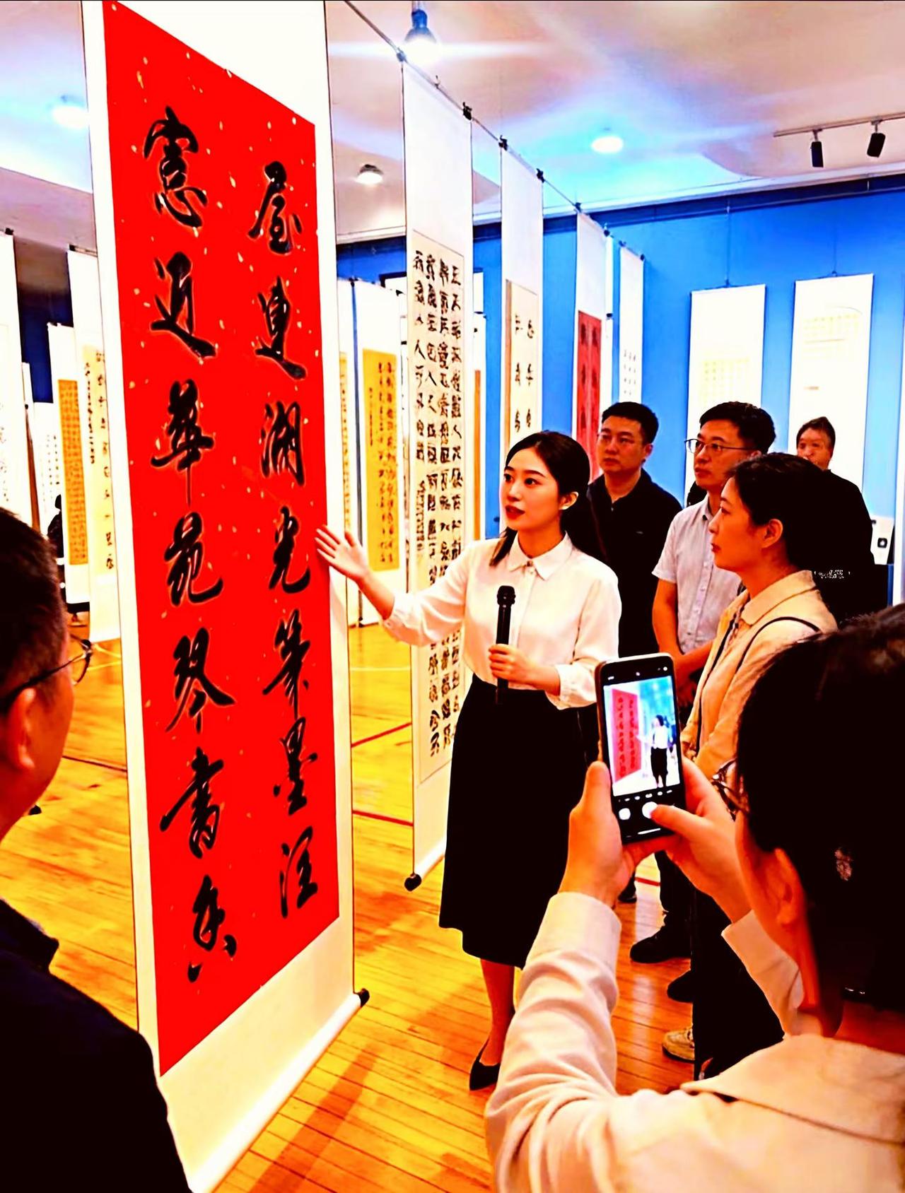 书法是文化自信重要来源 书法展现场 热爱书法艺术