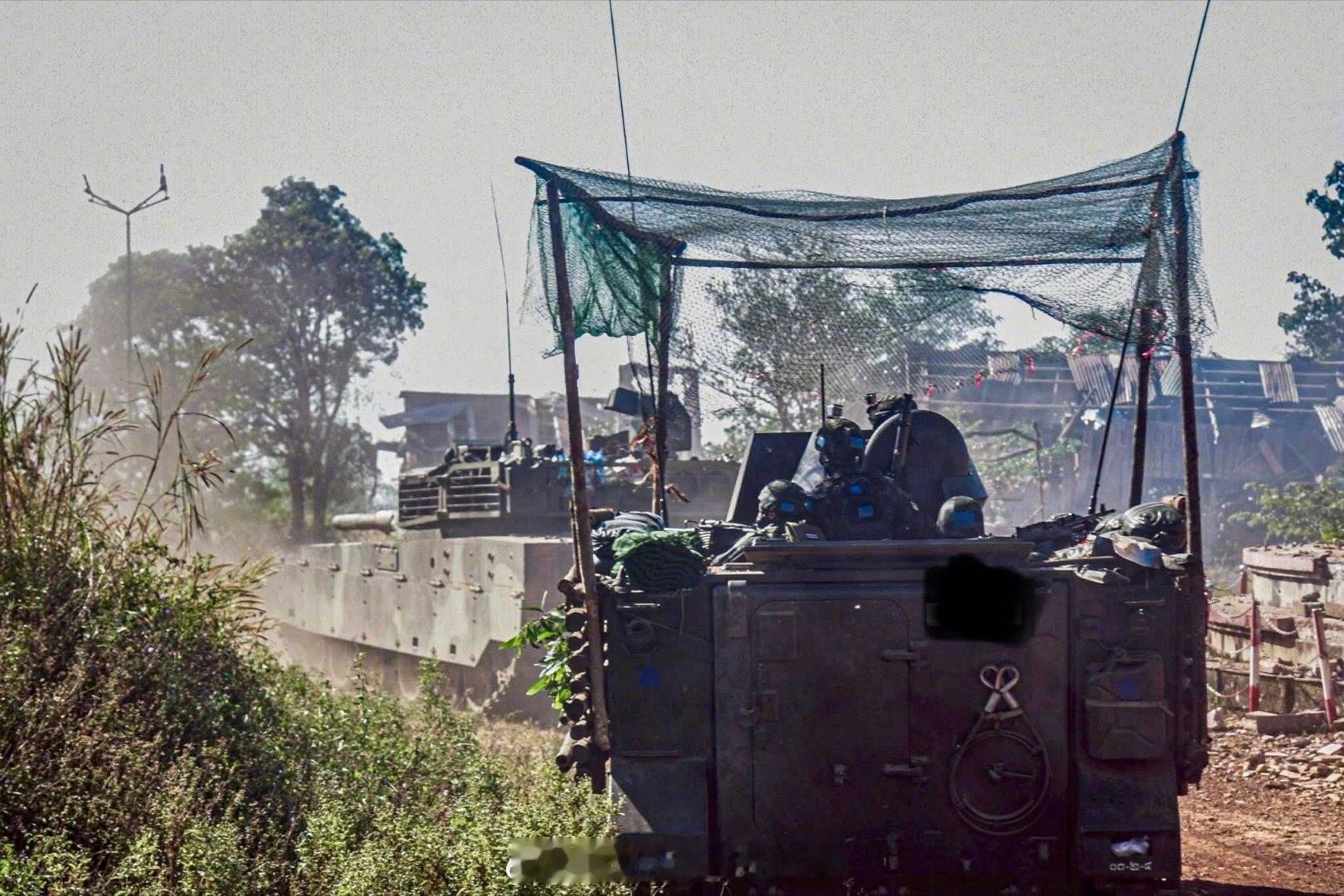 泰柬冲突前线泰军的M113和VT-4都捆绑了竹子作为复合装甲防护，颇有东南亚风味