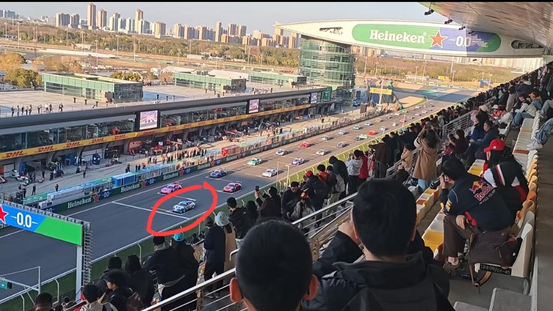 上海国际赛车场发生“四台赛车相撞”的事故，好在事发时是发车阶段，速度还不是很快，