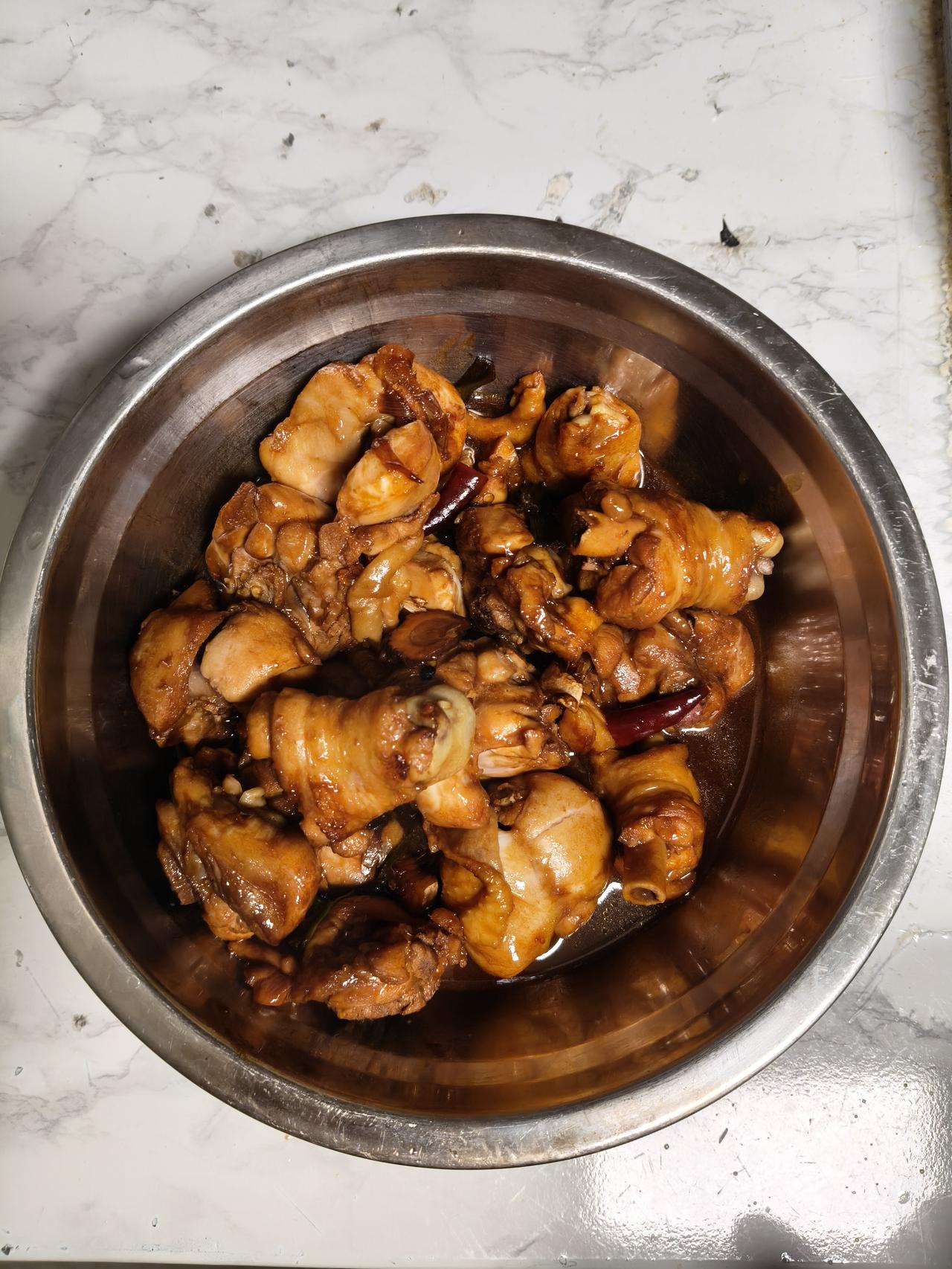 喜欢美食是一种生活态度，喜欢做饭更是一种爱好，自己做的饭菜干净卫生，用料扎实，绝