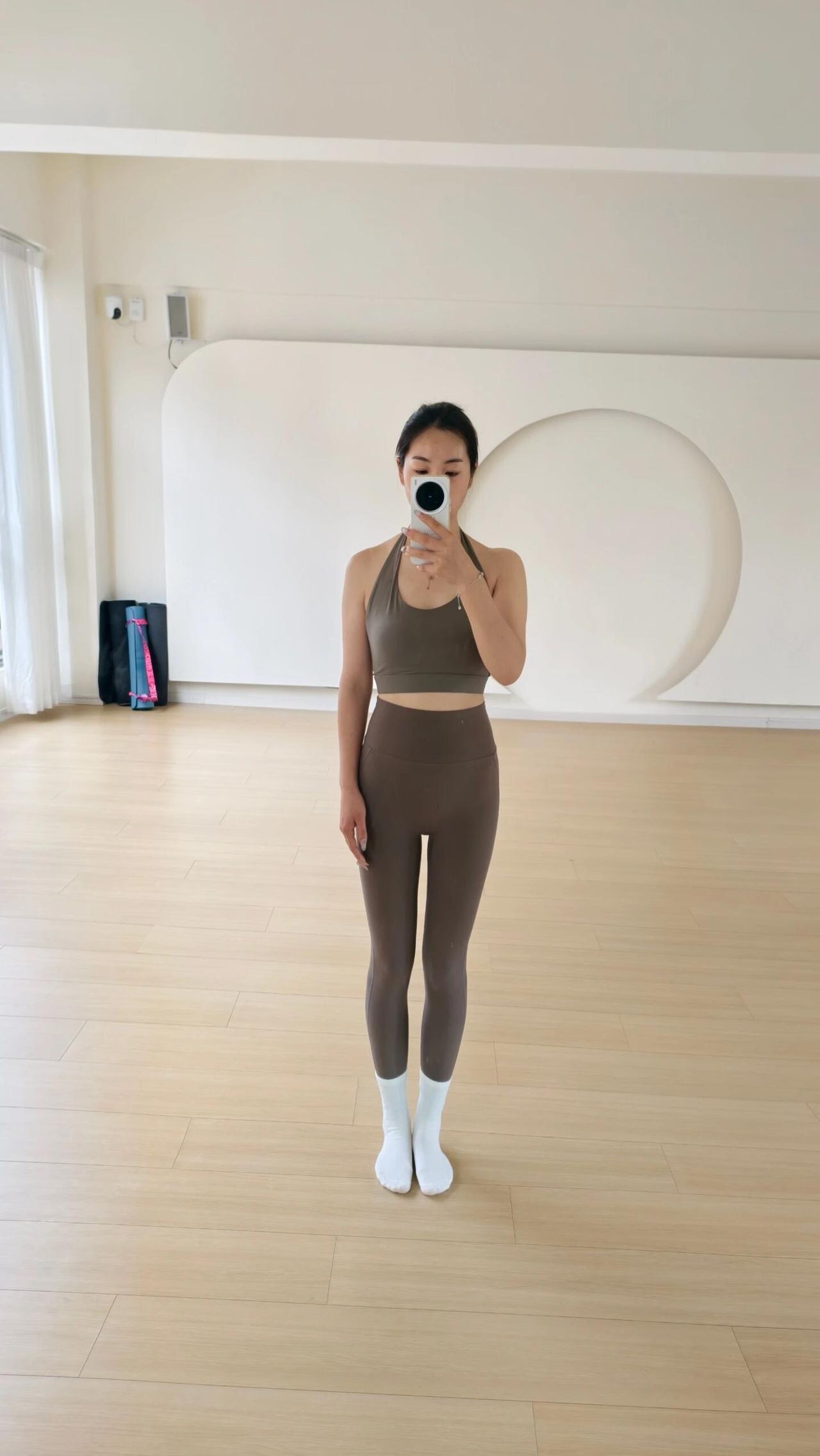 穿着运动服在瑜伽室自拍。公园瑜伽照 瑜伽健身写真 海滩瑜伽照 瑜伽服户外拍照 海