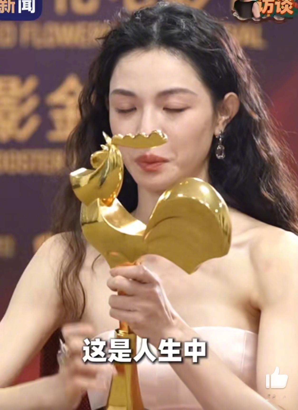 网友说钟楚曦旁边的三个影后周冬雨秦海璐马思纯的含金量在不断提升，就连刘亦菲的含金