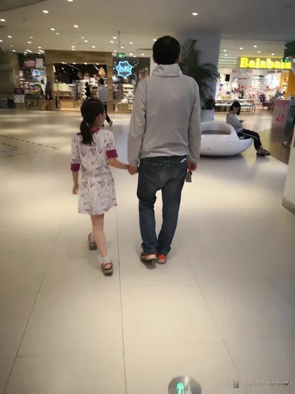“儿大避母，女大避父”这话很有道理。从儿子角度看，若长大了还不与母亲保持距离，可