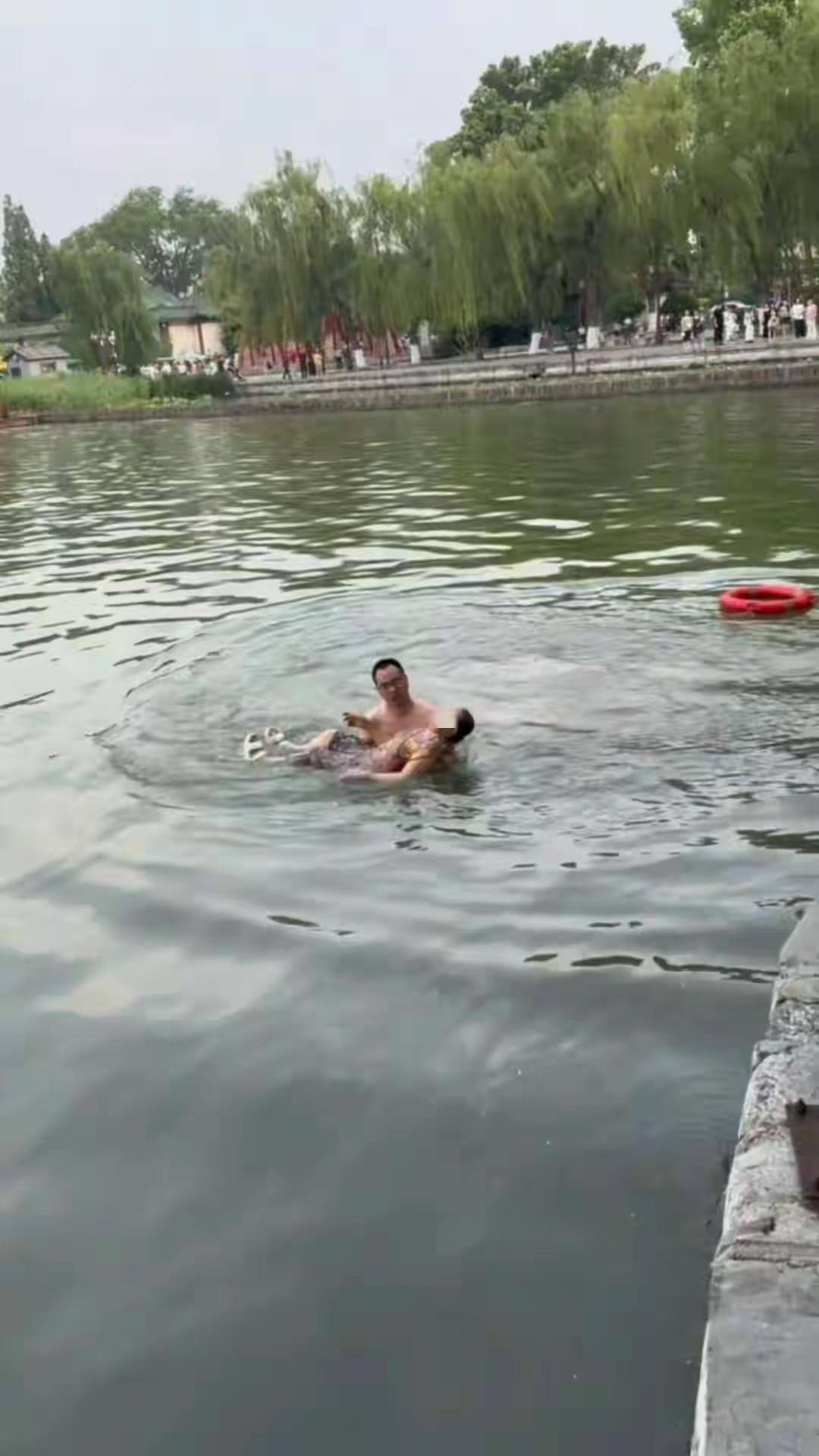 凡人皆有微光！大明湖意外瞬间，一幕善举温暖整座泉城
 （个人观点仅供参考，无任何
