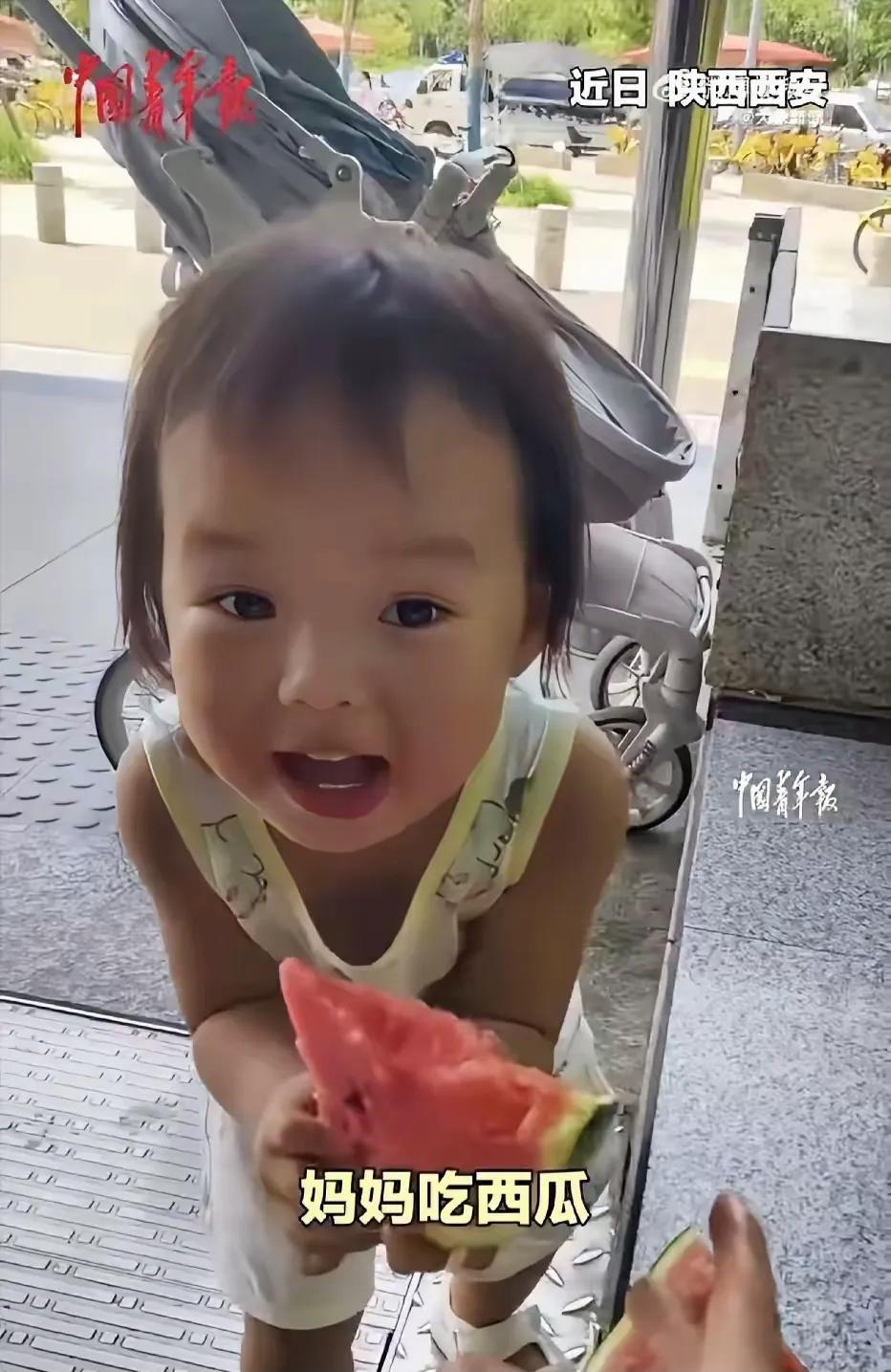 近日，陕西西安，一个2岁3个月的小女孩，看到爸爸卖废品换钱后，竟然自己出门捡瓶子