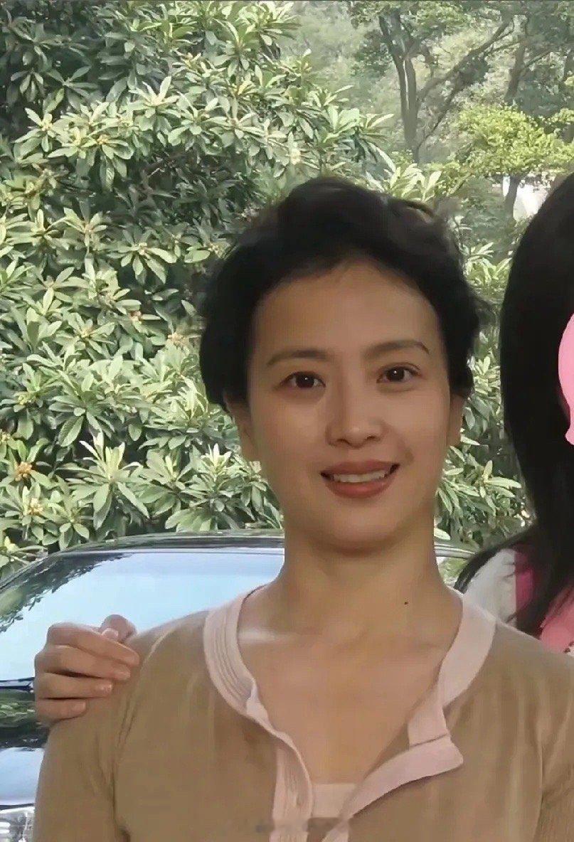 刘亦菲妈妈，岁月从不败美人。 