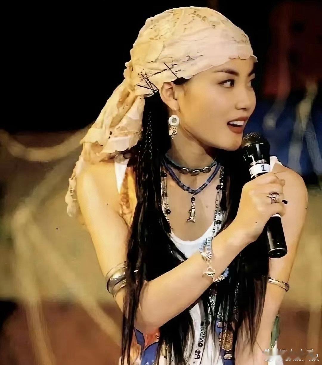 王菲的经典演出装扮依旧闪耀时光，仿佛在告诉我们，岁月不会改变真正的魅力。如今的她