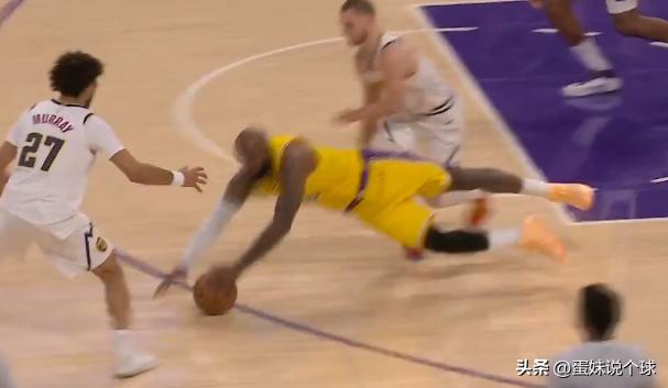 今天的湖人队的超级巨星詹姆斯真的是太太“拼命”了，今天湖人对阵掘金队，在第四节最
