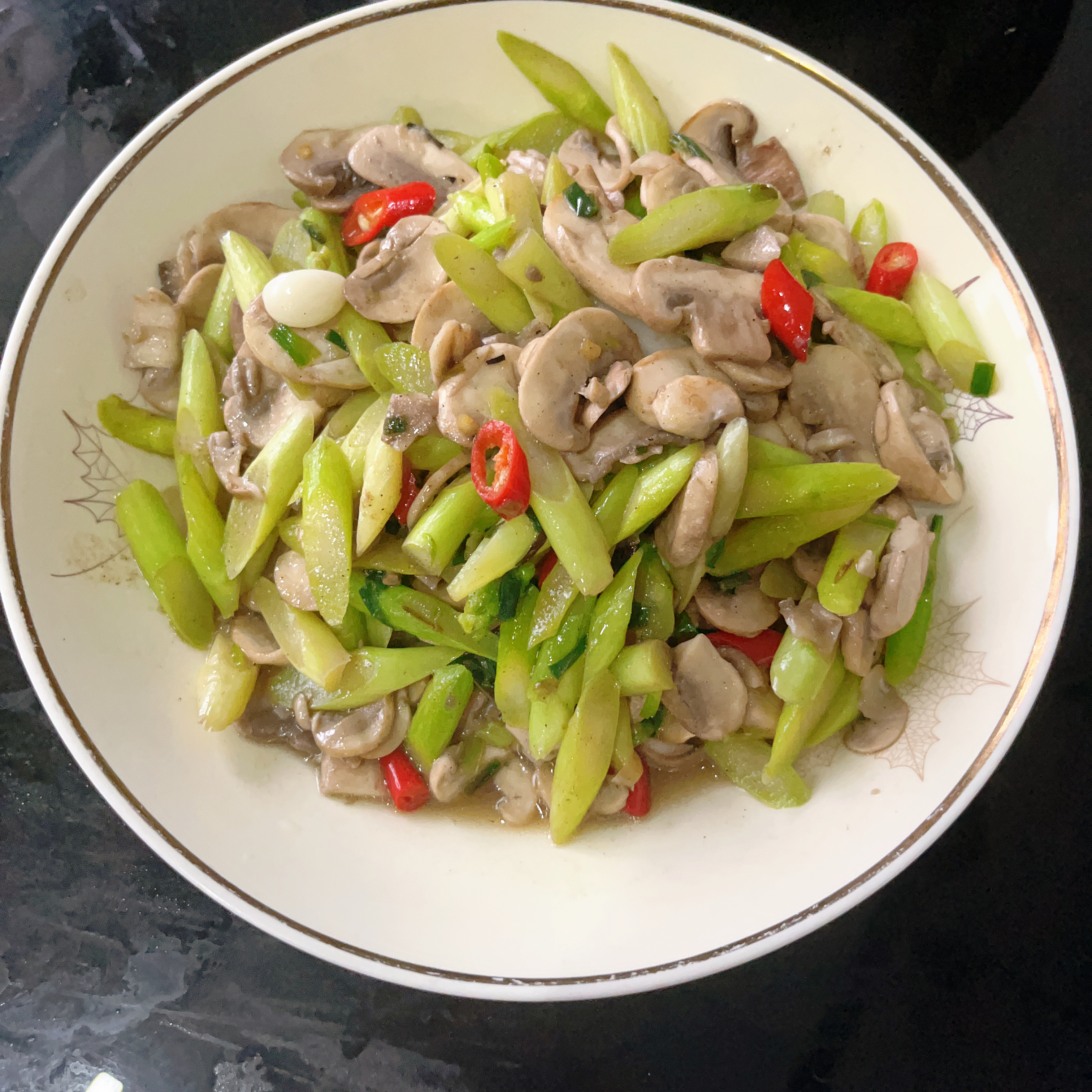 炒素菜还阔以～
