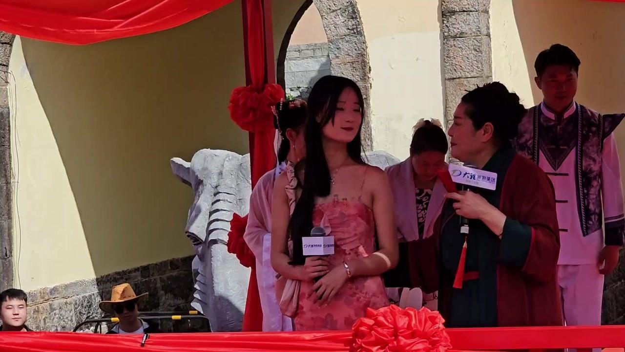 宝山女孩寻找大理男孩，要求一米八以上，年龄大四岁以内，对方从事行政工作，不夜店工