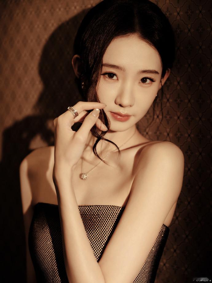 张艺凡抹胸长裙真的被张艺凡美到失语！一袭白色抹胸羽毛长裙上身，蓬松裙摆衬得身姿轻