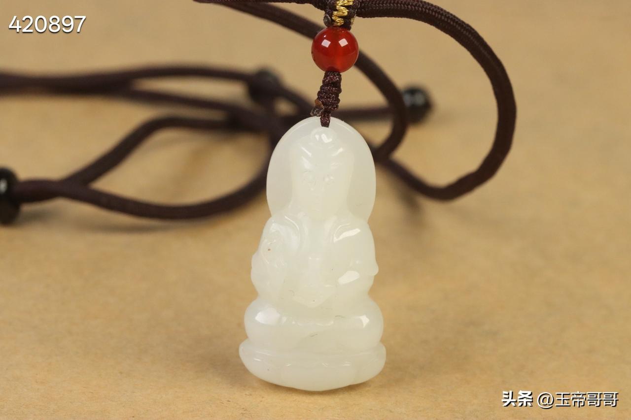 旧藏  和田玉观音随身挂件。

规格：3.72*2.00*1.15cm

重量：