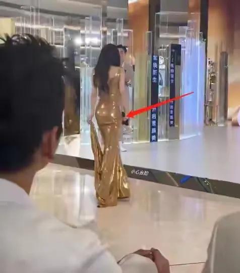 张嘉倪穿假屁股好尴尬，为了曲线竟然穿假的在里面，显得腰臀比很好。

假的就是假的