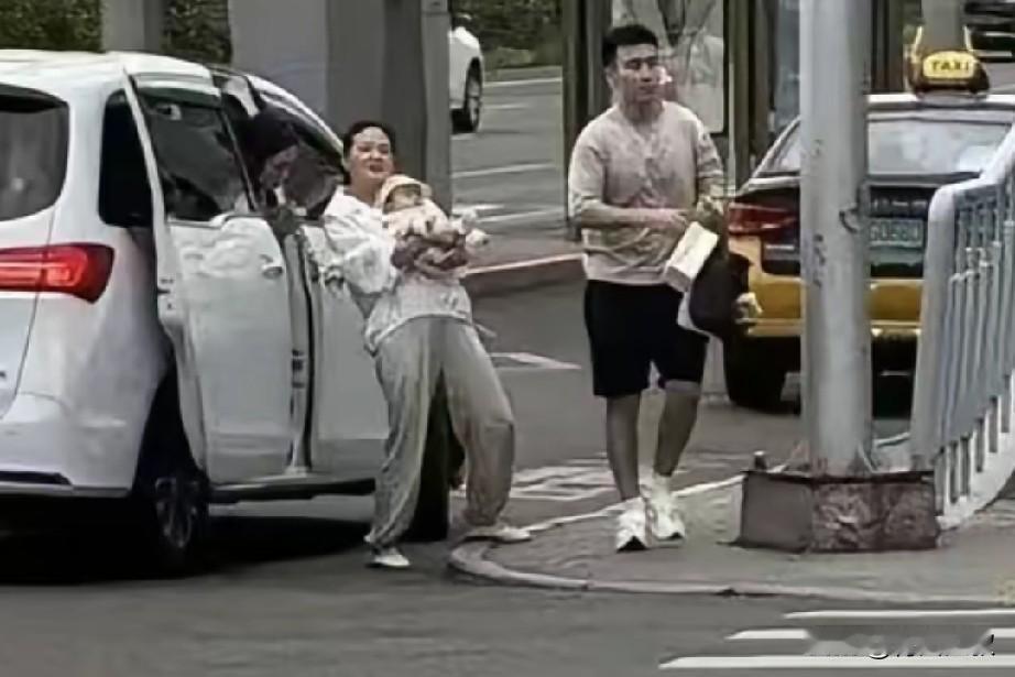 王楚钦陪练牛冠凯，有孩子了？
有人看到牛冠凯身边的女孩抱着孩子，
就以为那是老牛
