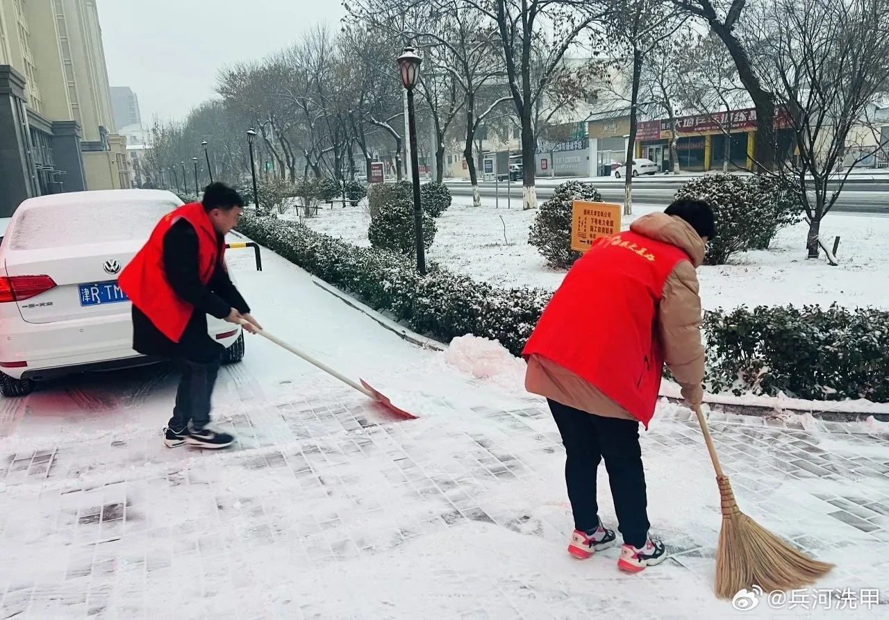 #雨雪中你的背影最美#雨雪总有一些忙碌的身影，你不知道他们叫什么，但你却知道他们