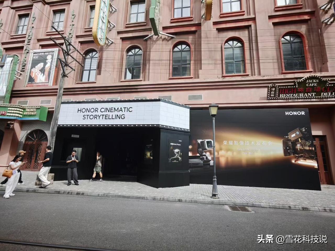 从巴塞罗那、到戛纳、到上海国际电影节、再到包场横店影视城。
荣耀牵手ARRI，把