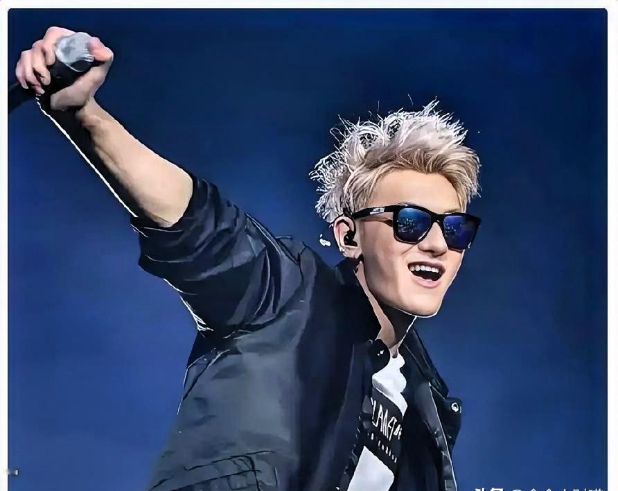 黄子韬缝了43针，才让一位母亲对女儿的未来，从“想太多”变成了“想通了”。
20