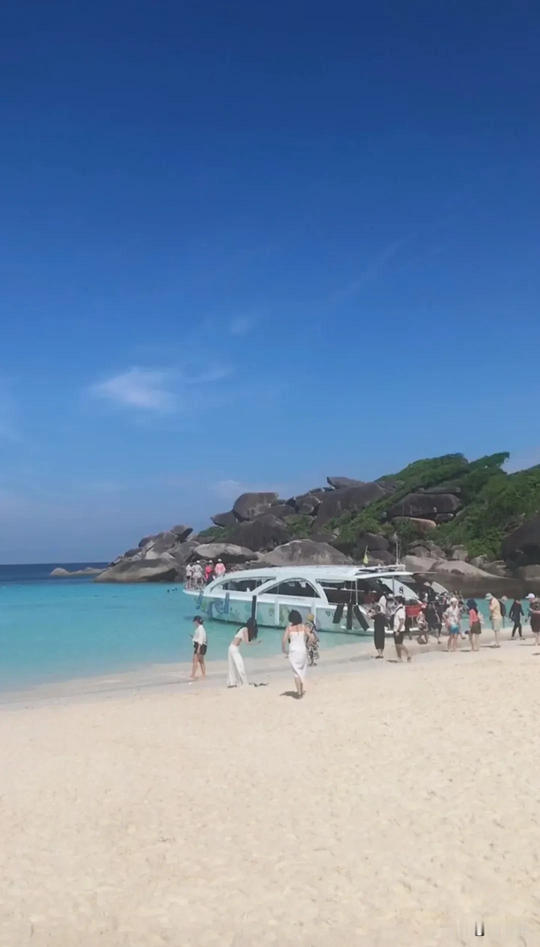 蓝天碧海白沙滩，度假时光美无边！🌊🏖️🌞碧海蓝天打卡 海边浪漫旅行 海边度